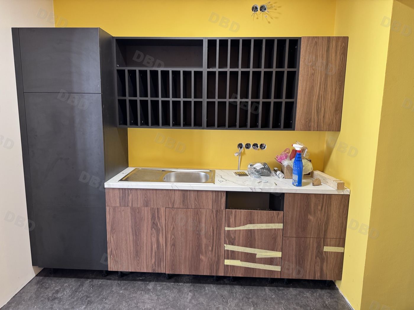 Salonküche mit Holz- und Schwarzfronten