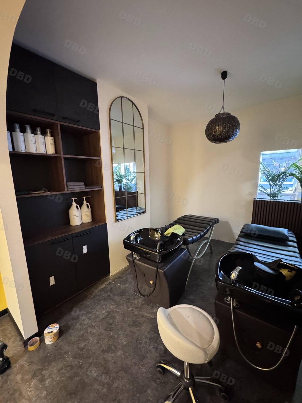 Waschplatz mit Regal und Spiegel im Salon