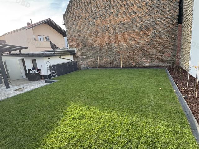 Hof mit drei Überdachungen, neuem Dach und Rasen, Osthofen, 14