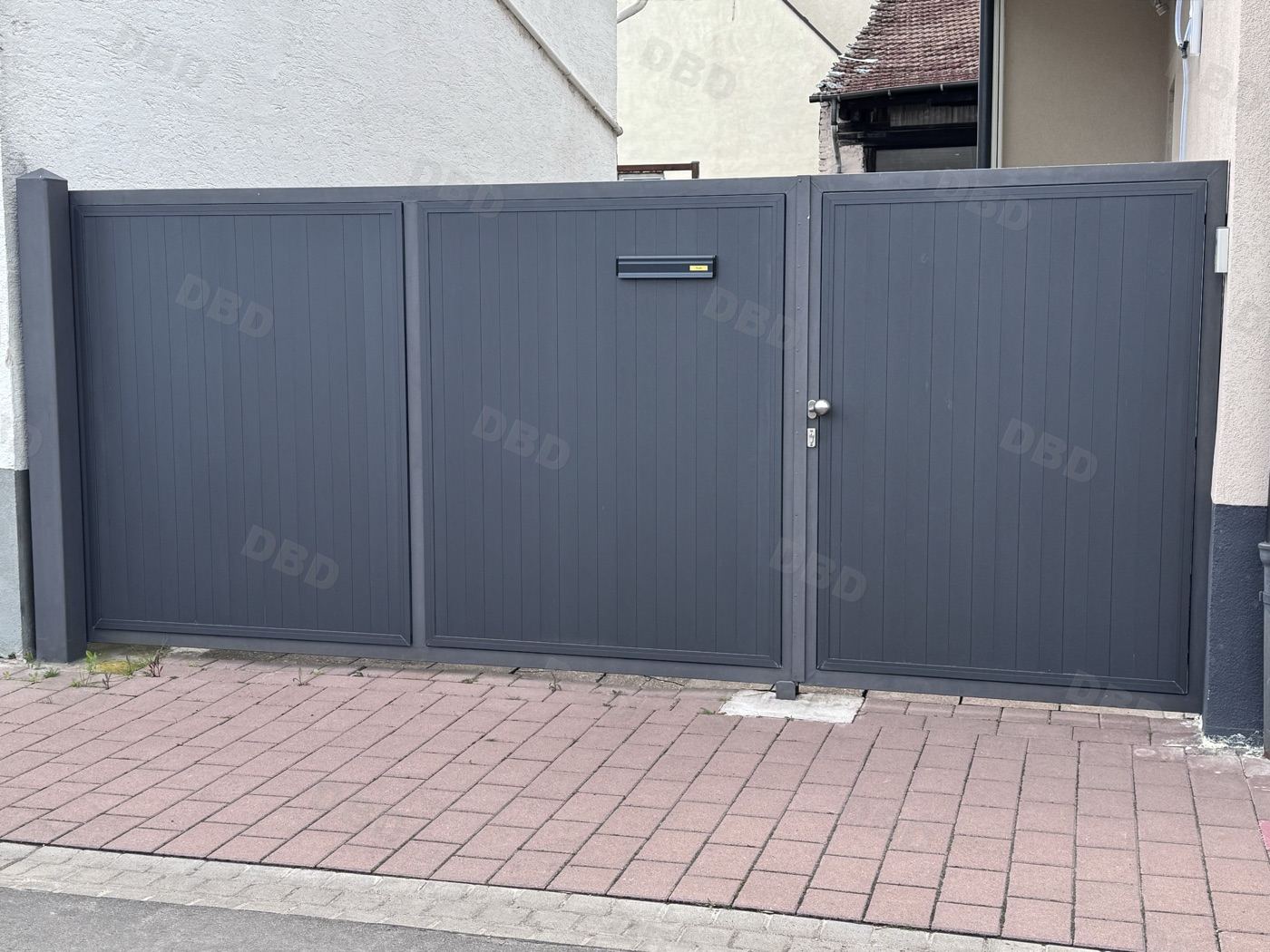 Neues Hoftor aus Aluminium