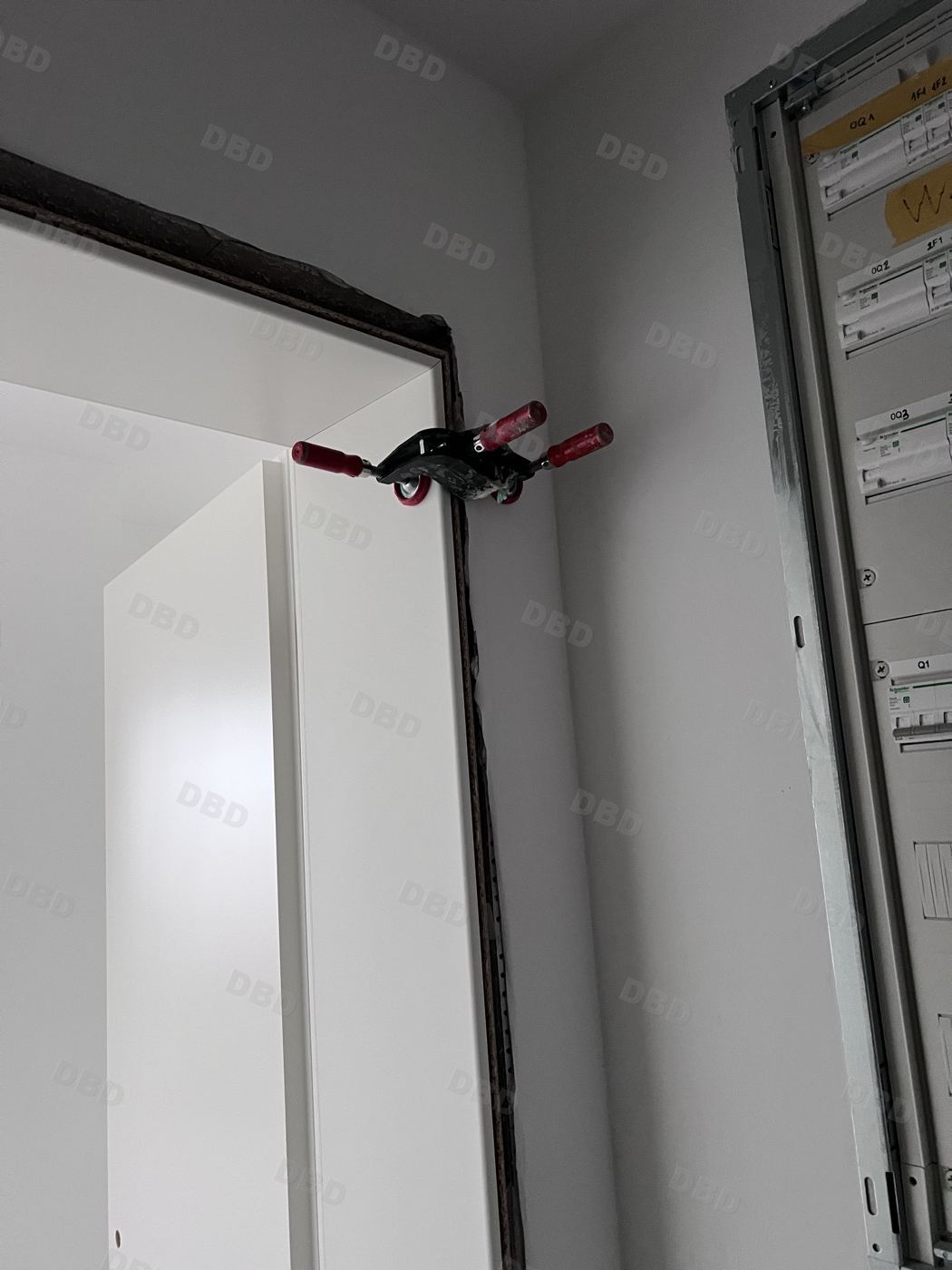 Montage eines Türrahmens im Innenausbau
