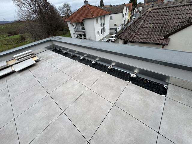 Dachterrasse mit Feinsteinzeug auf Stelzlagern, Südliche Weinstraße